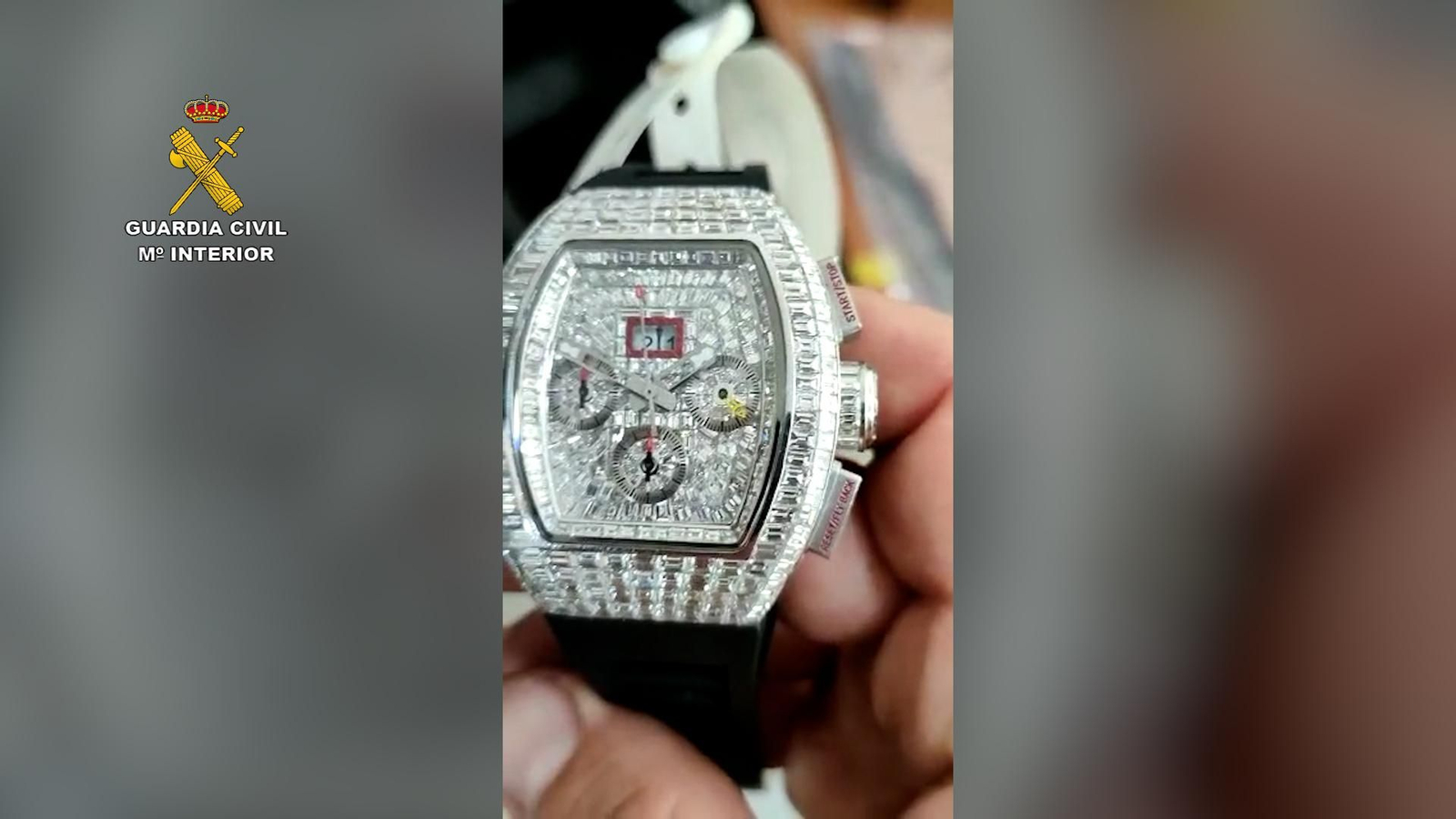 Uno de los relojes intervenidos Uno de los relojes intervenidos