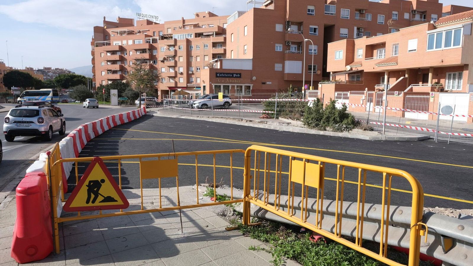 Calle provisional asfatalda y con la señalización horizontal pintada.