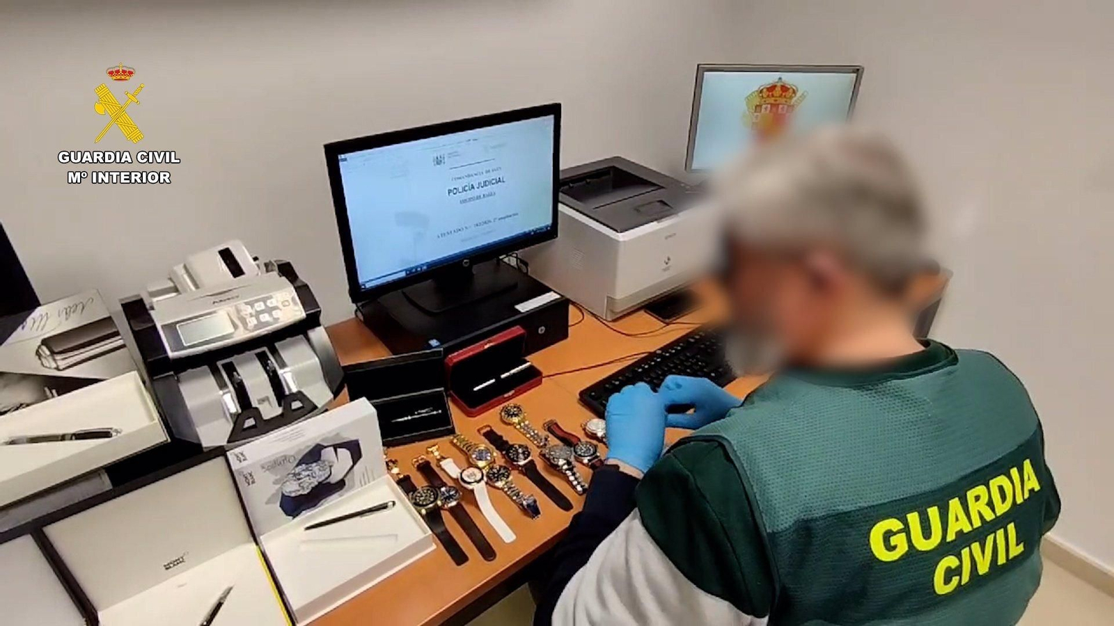 Un guardia civil contabiliza material incautado en una operación.