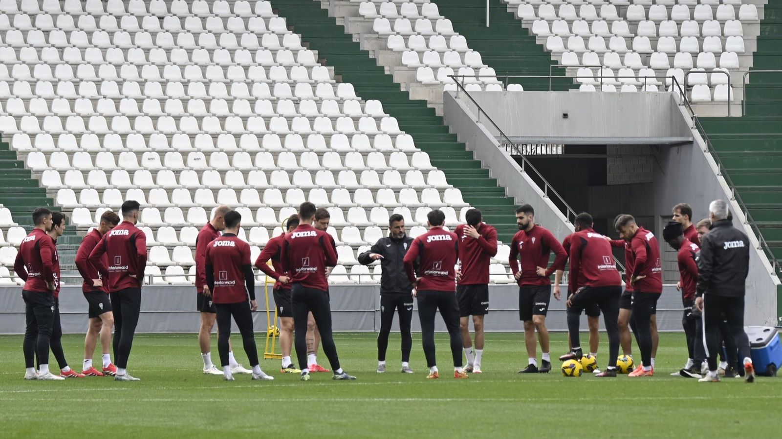 Iván Ania se dirige a sus jugadores en el entrenamiento del Córdoba CF de este viernes.