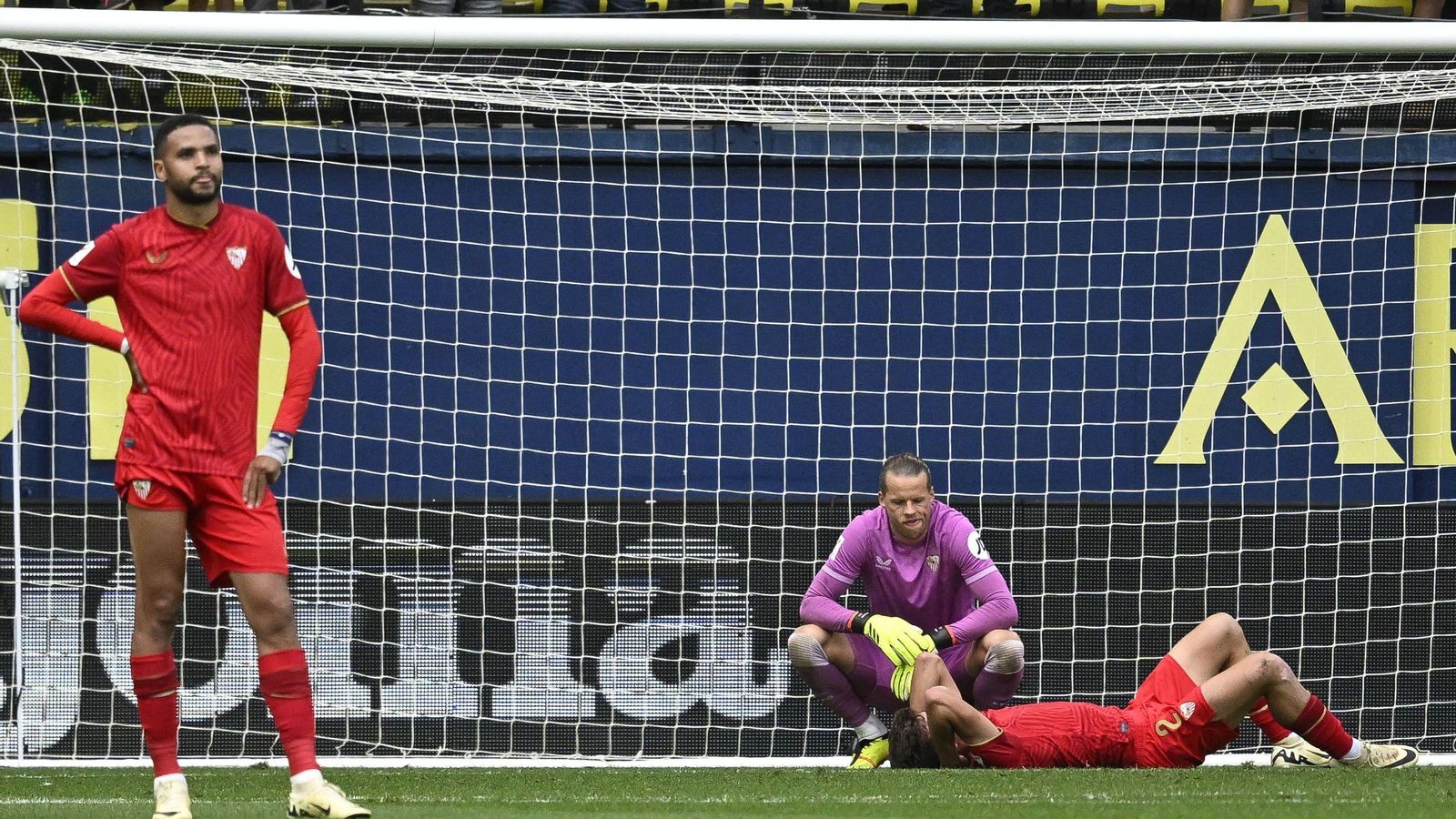Kike Salas, Nyland y En-Nesyri, abatidos tras recibir un gol en Villarreal.