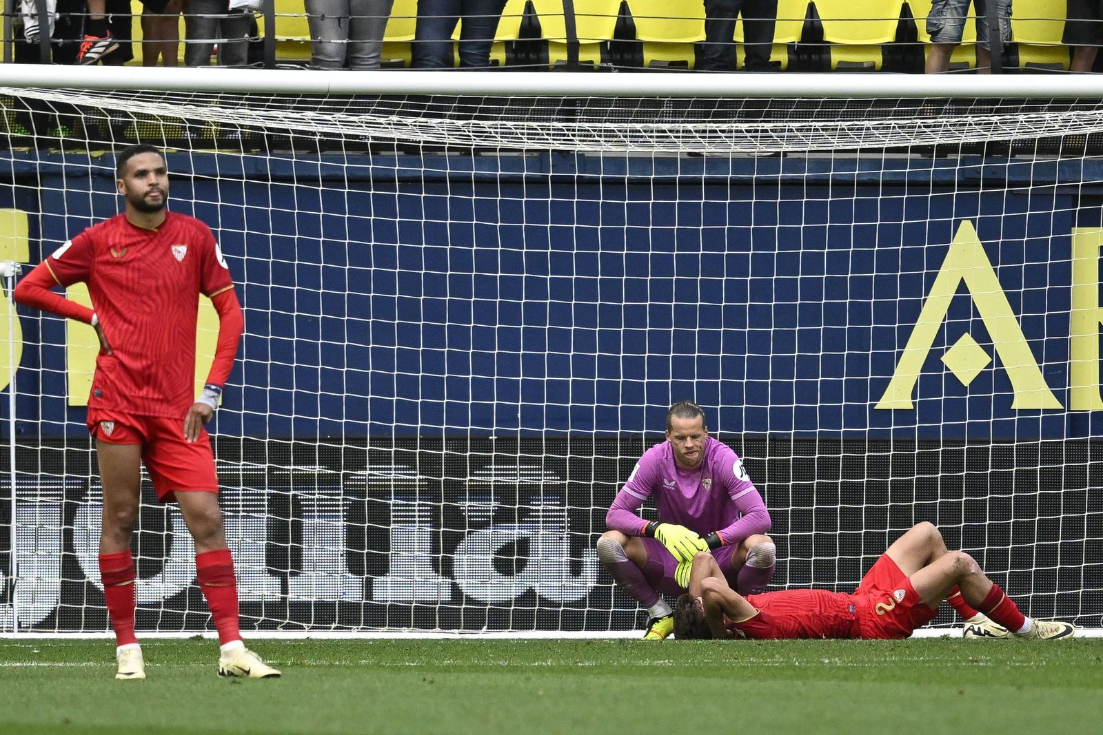 Kike Salas, Nyland y En-Nesyri, abatidos tras recibir un gol en Villarreal.