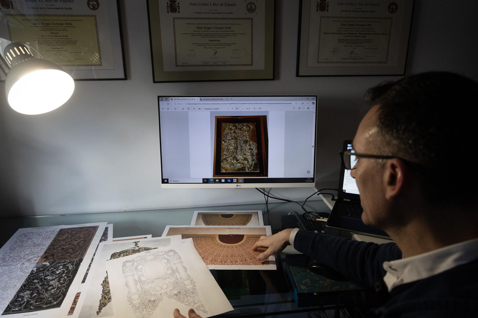 Sergio Cornejo explica el proceso que llevó a cabo en el manto de la Virgen del Socorro.