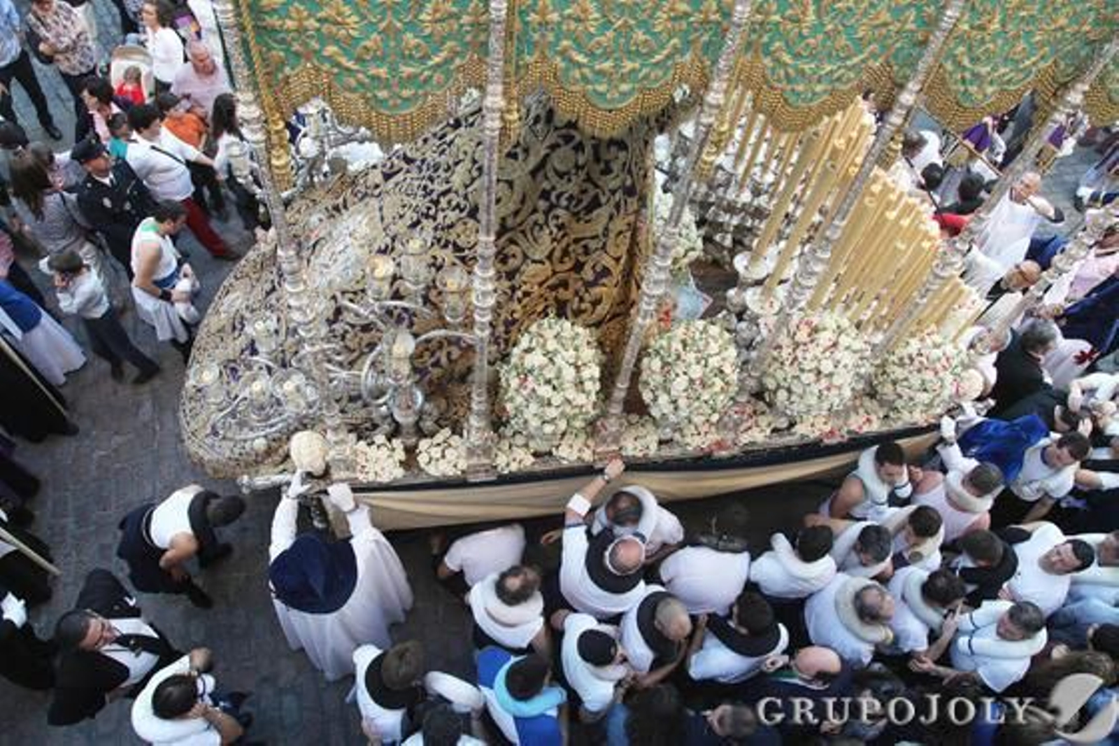 Los hombres de abajo del palio de María Santísima de la Amargura, en pleno relevo costalero junto a la Rotonda de los Casinos.

Foto: Vanesa Lobo