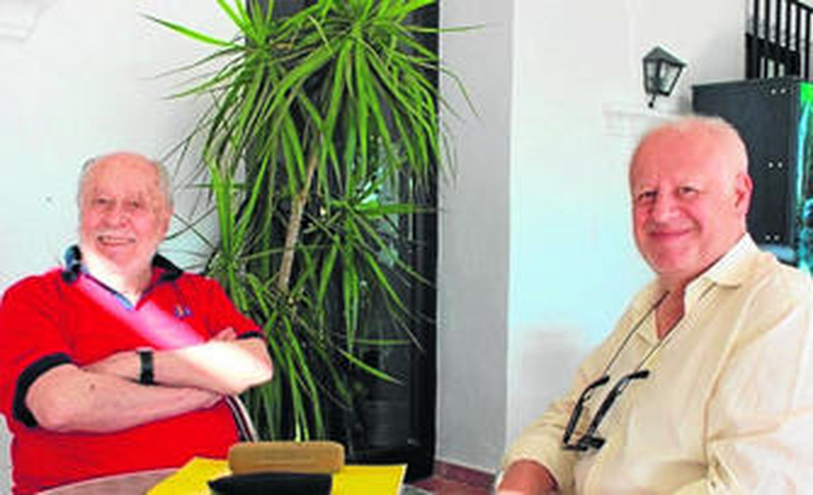 El director de cine Jaime de Armiñán junto al actor Juan Echanove, en la sede de la UNIA en La Rábida.