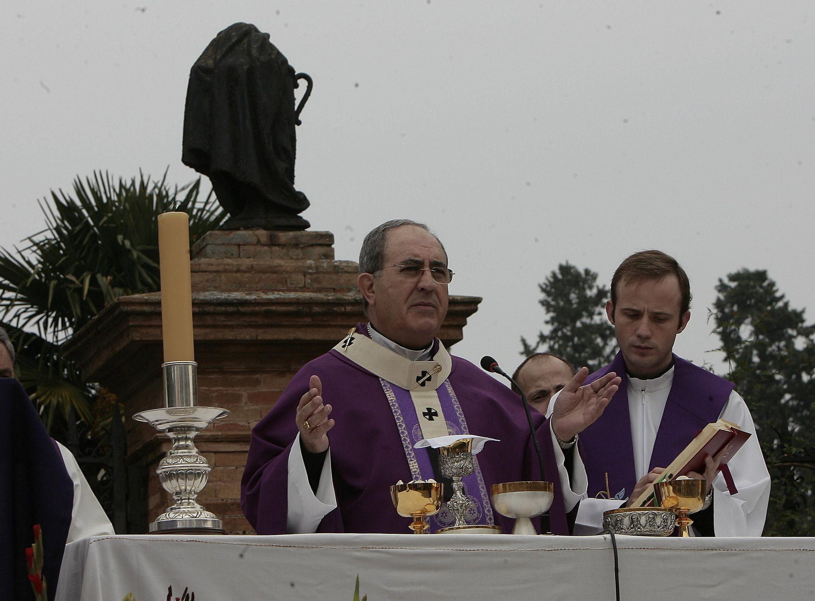Monseñor Asenjo, en una imagen de archivo, preside la misa por los Fieles Difuntos en el cementerio de Sevilla.