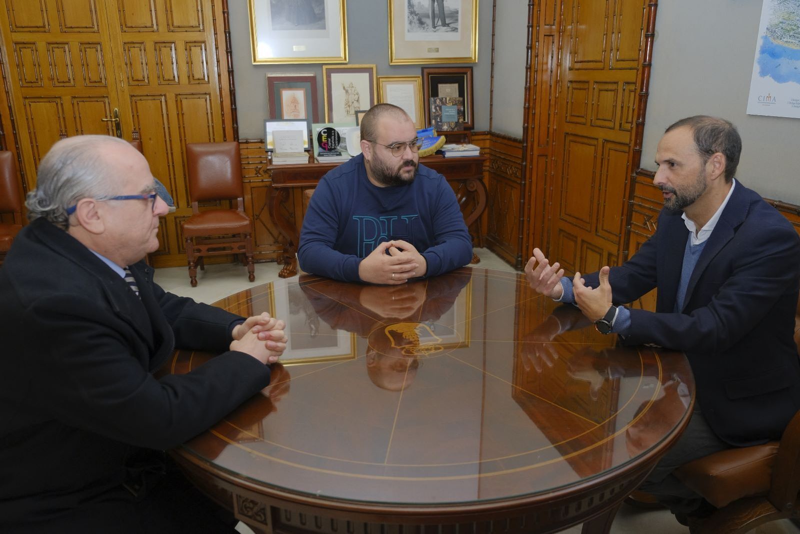 Manolín Santander, este viernes con el alcalde y el concejal de Fiestas de Sanlúcar en el Palacio Municipal.