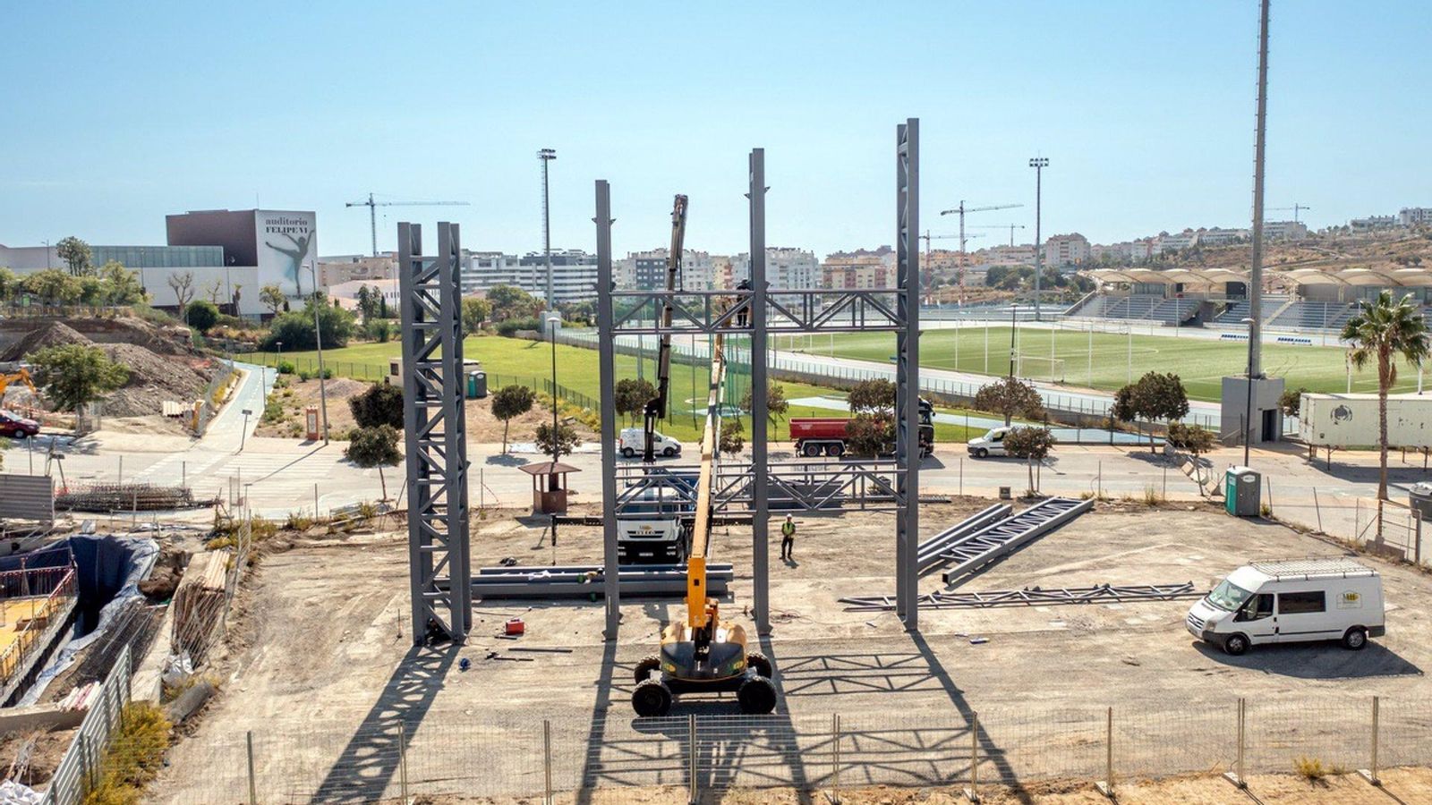 Montaje de la estructura del futuro rocódromo de Estepona. Montaje de la estructura del futuro rocódromo de Estepona.