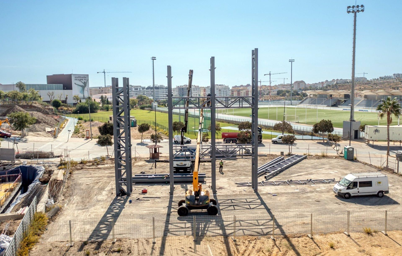 Montaje de la estructura del futuro rocódromo de Estepona.