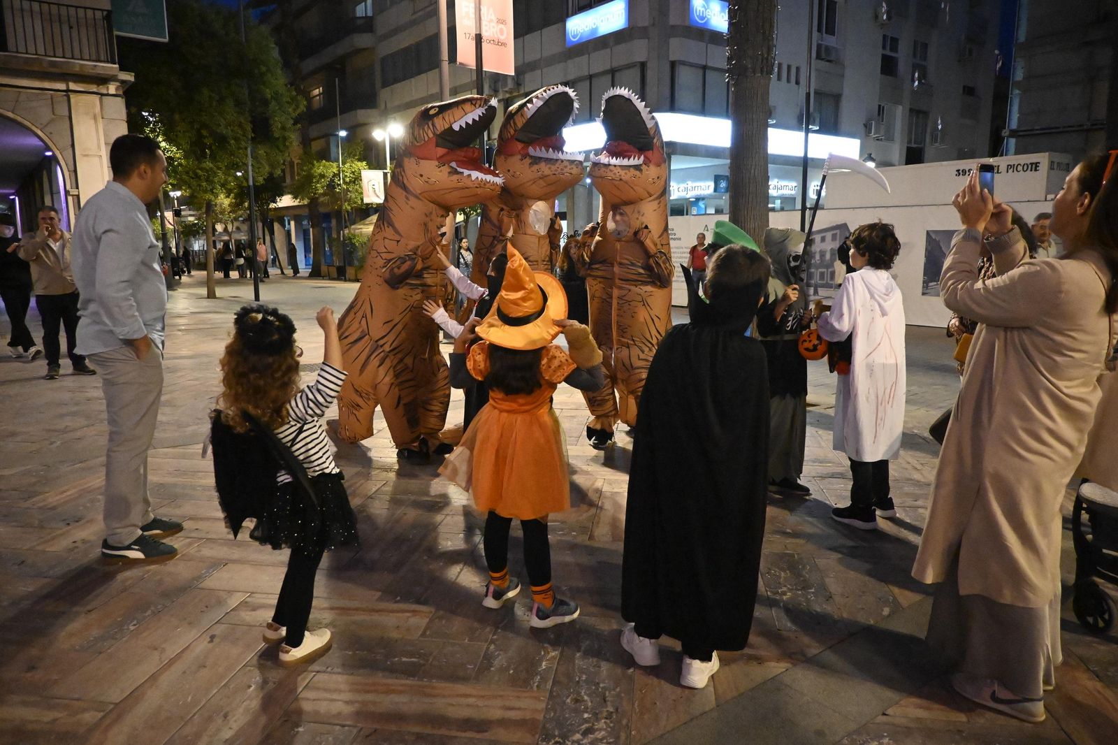 Las mejores fotografías de la noche de Halloween en Huelva