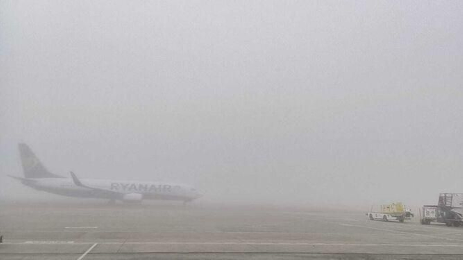 La niebla cubre el aeropuerto de Sevilla.