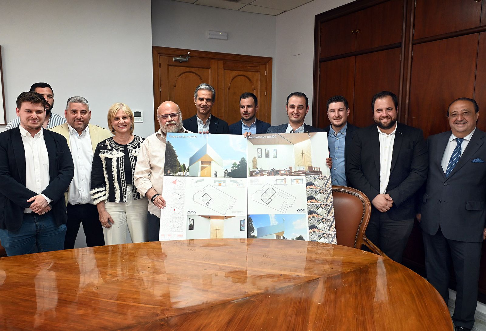 Los miembros de la agrupación, junto a María José García-Pelayo, muestranel proyecto realizado por 'Arquitectos Vilarchao - Maldonado'.