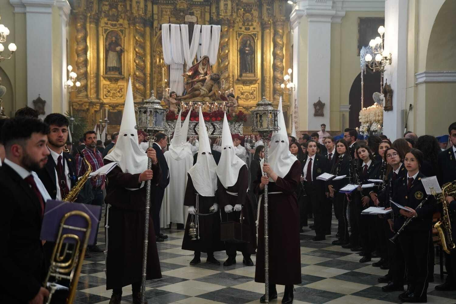 Lunes Santo en Lucena: La procesión de la Cofradía Franciscana de Pasión, en fotografías