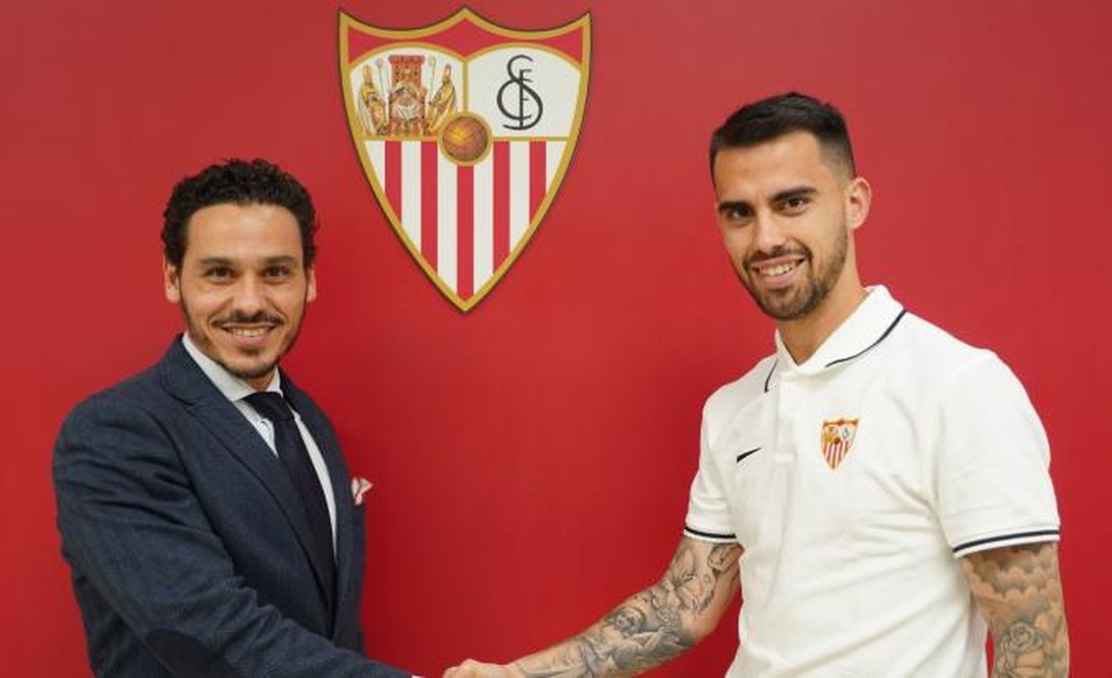Suso estrecha la mano de José María del Nido Carrasco tras firmar su nuevo contrato.