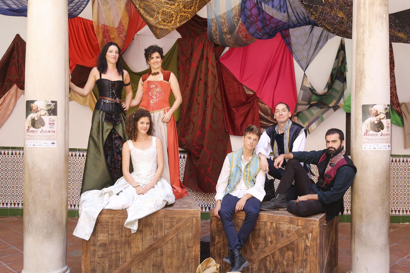 El reparto de 'Romeo y Julieta' de Pata Teatro, al completo, ayer, en el Colegio Prácticas Número 1.