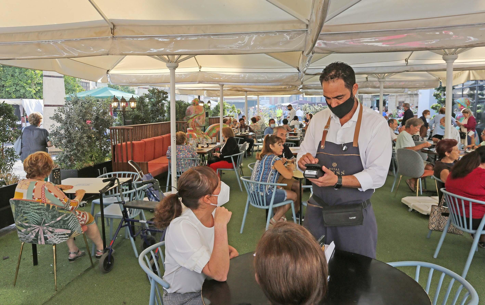Un trabajador del sector servicios en un céntrico negocio hostelero de Jerez