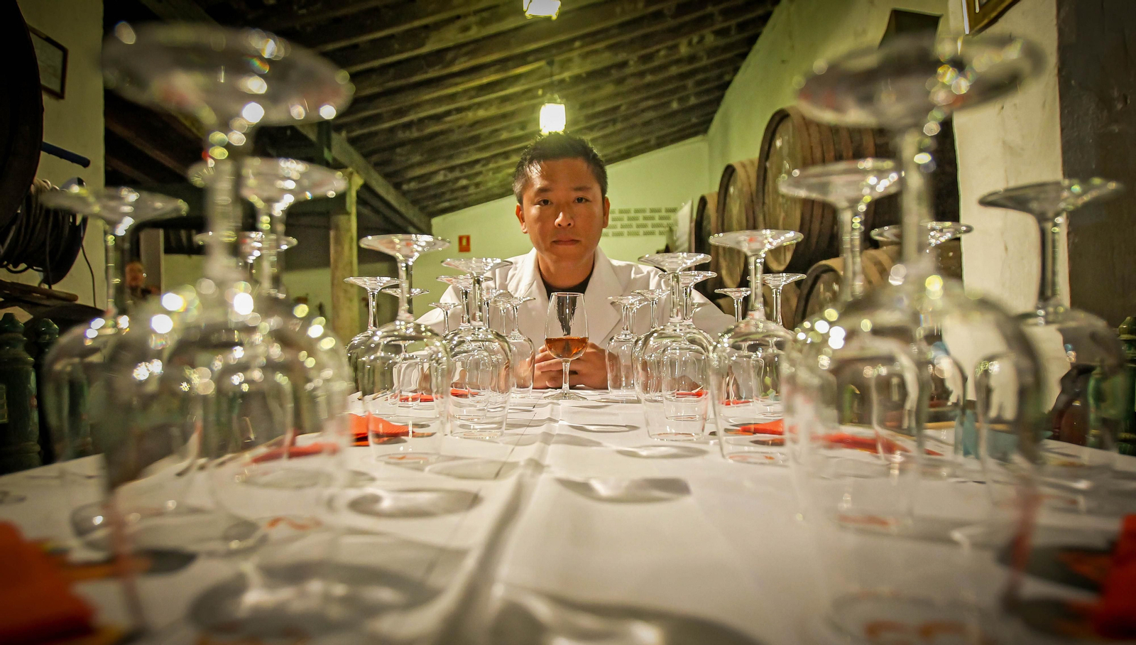 Takakura, en bodegas Faustino González, minutos antes de ofrecer una exhibición el pasado miércoles.