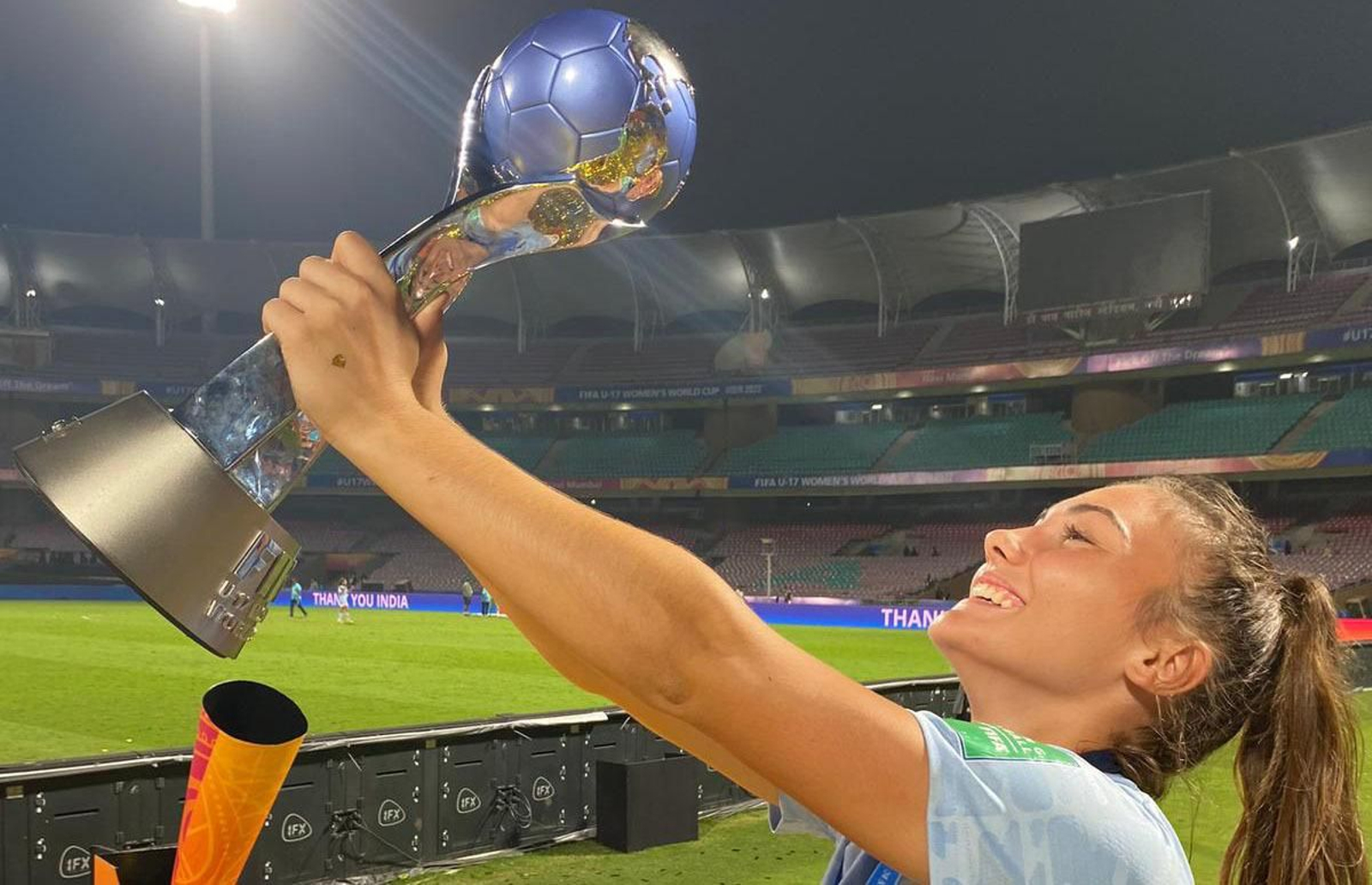 Marina Rivas levanta radiante la Copa y la mira con orgullo.