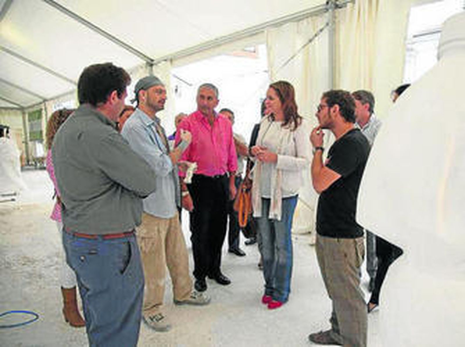 1. Visita de las autoridades a uno de los artistas que participaron en la edición de 2012. 2. Un momento del II Simposio Internacional de Escultura en Piedra Caliza de Gilena. 3. La escultura del japonés Kei Nakamura. 4. Instalación donde trabajan los creadores, en la Plaza de la Ermita de Gilena.