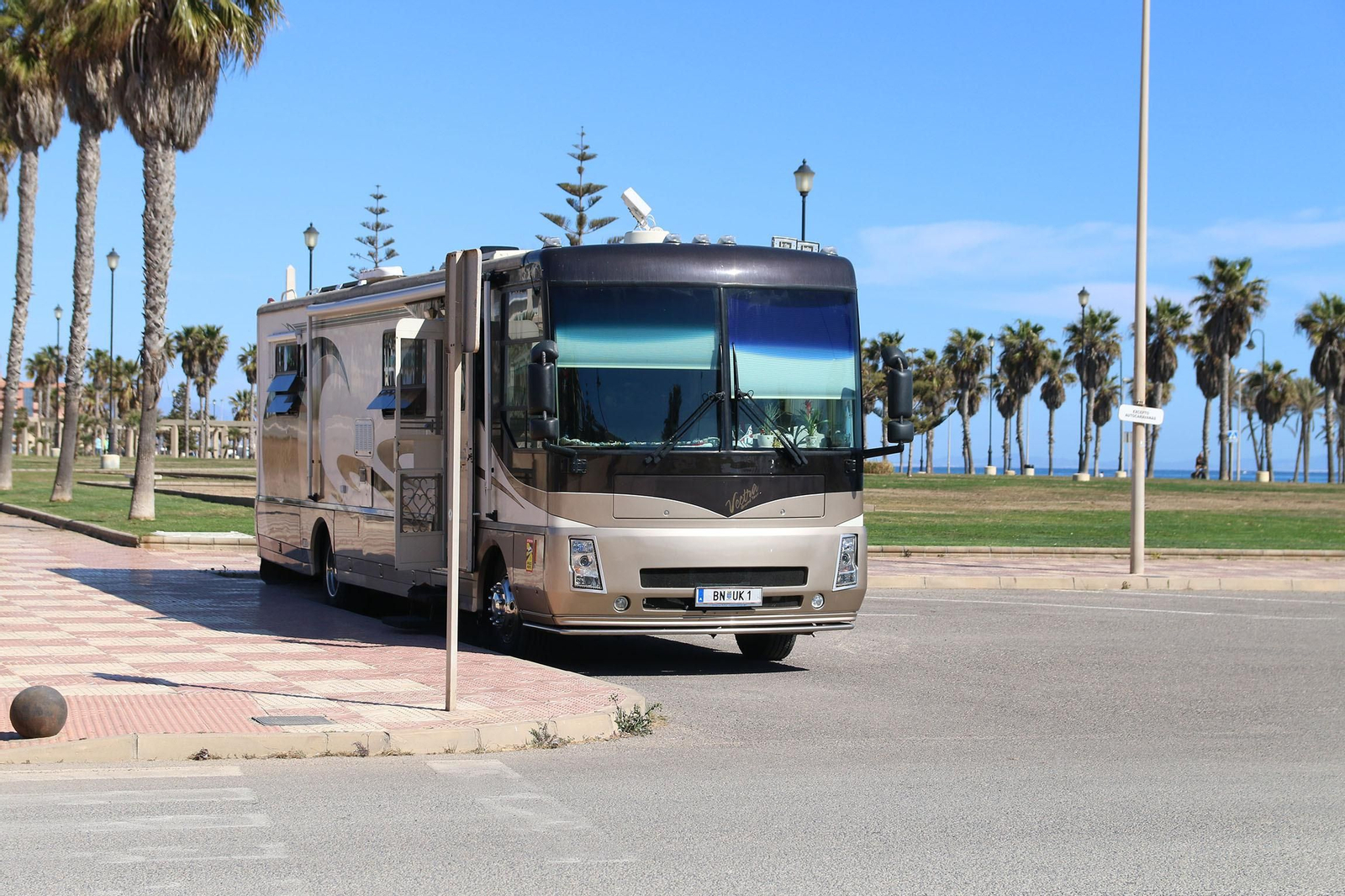 Fotogalería de las autocaravanas aparcadas en Roquetas