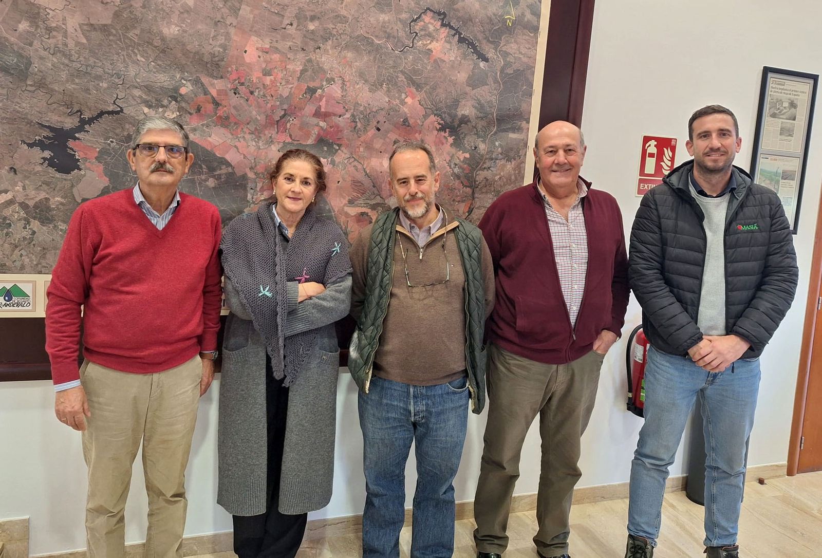 El presidente de la entidad, Fernando González (i), junto a los nuevos miembros de su Junta de Gobierno