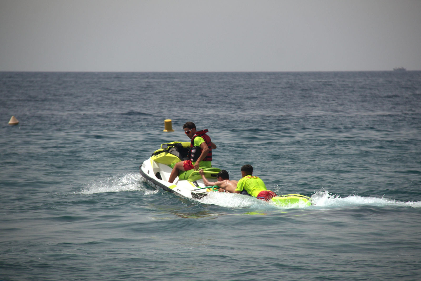 Así ha sido el simulacro para medir el tiempo de respuesta en las playas de Motril