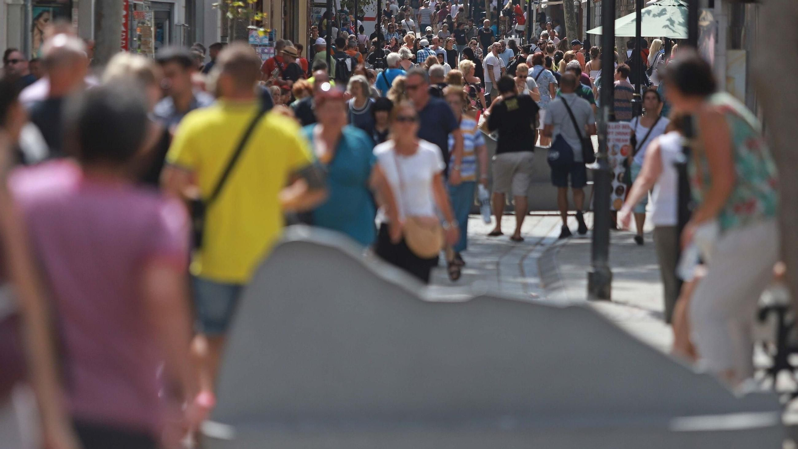 Gente pasea por  Main Street, la calle principal de Gibraltar.