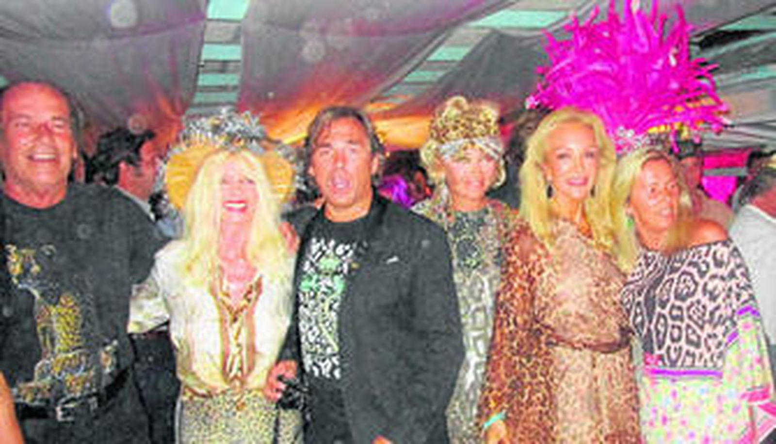 Luis Ortiz, Gunilla von Bismarck, Hubertus de Hohenlohe, Simona Gandolfi, la televisiva Carmen Lomana y Luz Torrico, durante el festejo de los sesenta años del Marbella Club, ataviados con detalles de leopardo y en pleno ambiente de los años 60.