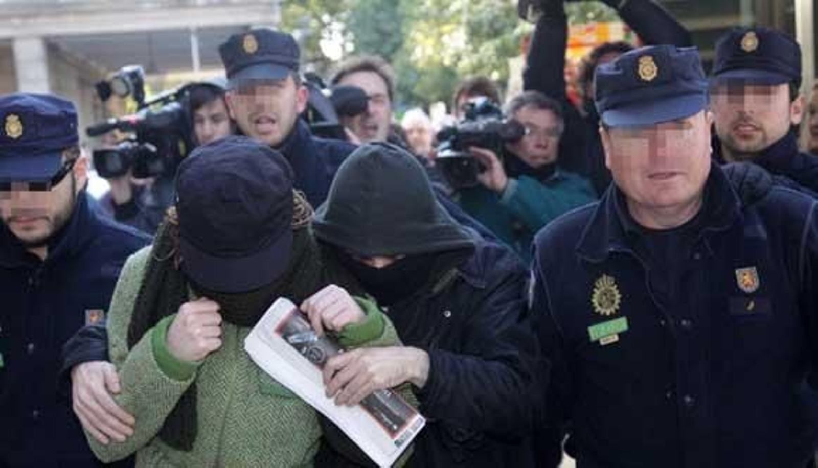 El hermano de Carcaño, Javier Delgado, y su novia María García.

Foto: Jaime Martinez/EFE