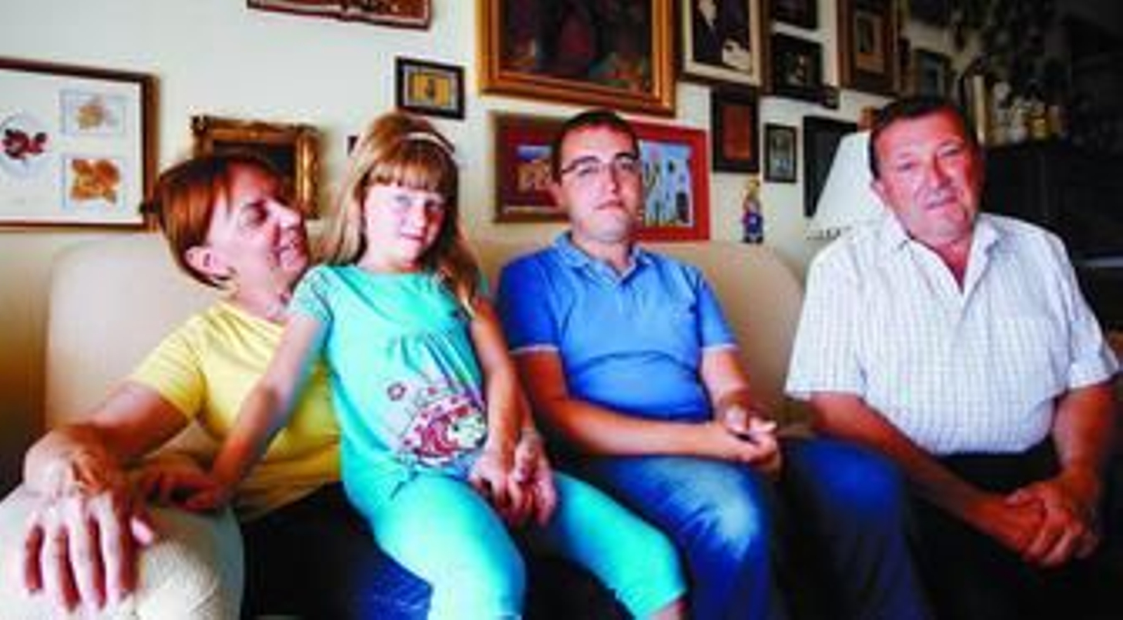 Una de las familias que forman parte del programa de niños bielorrusos y Alina, la niña a la que acogen.