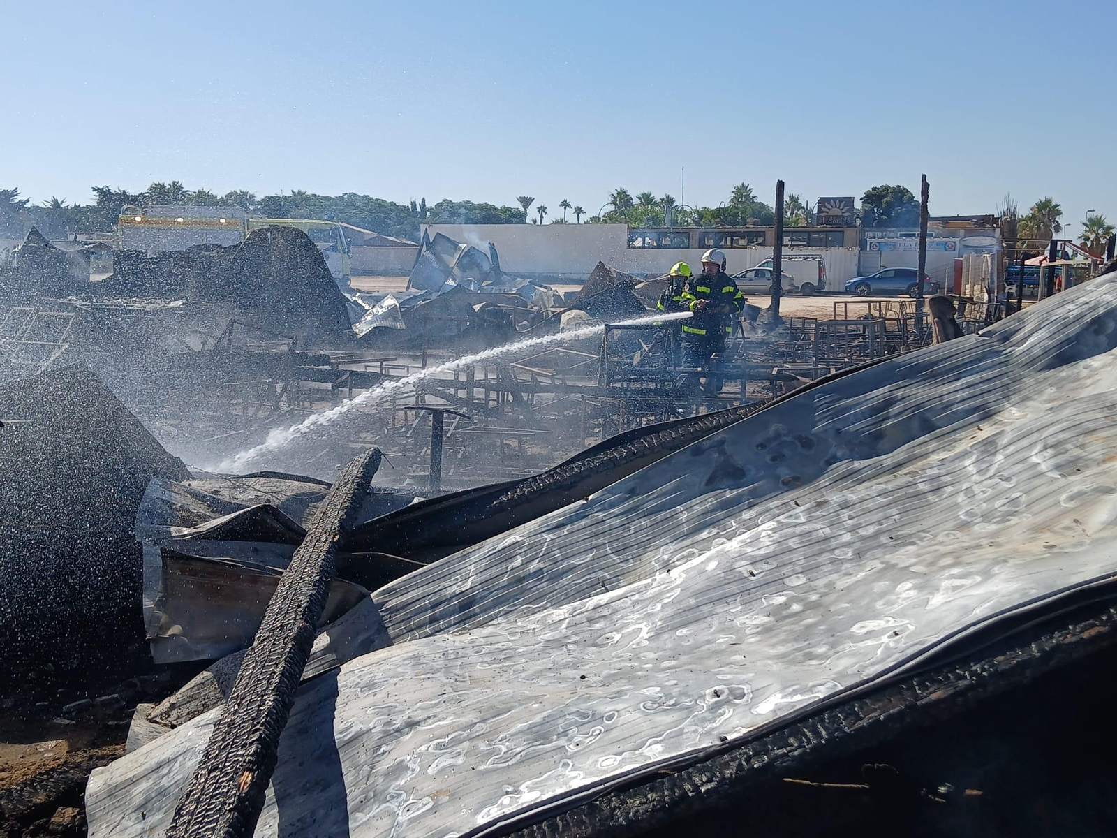 Las imágenes del incendio del chiringuito El Arenal de El Palmar