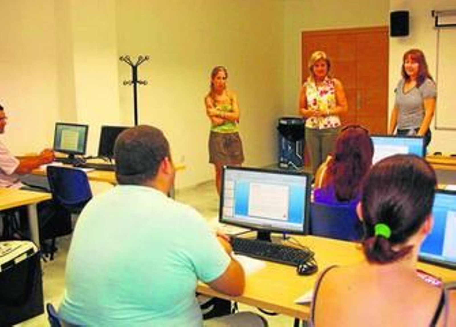 Esperanza Oña en un visita a un aula de formación de agentes comerciales, en una foto de archivo.