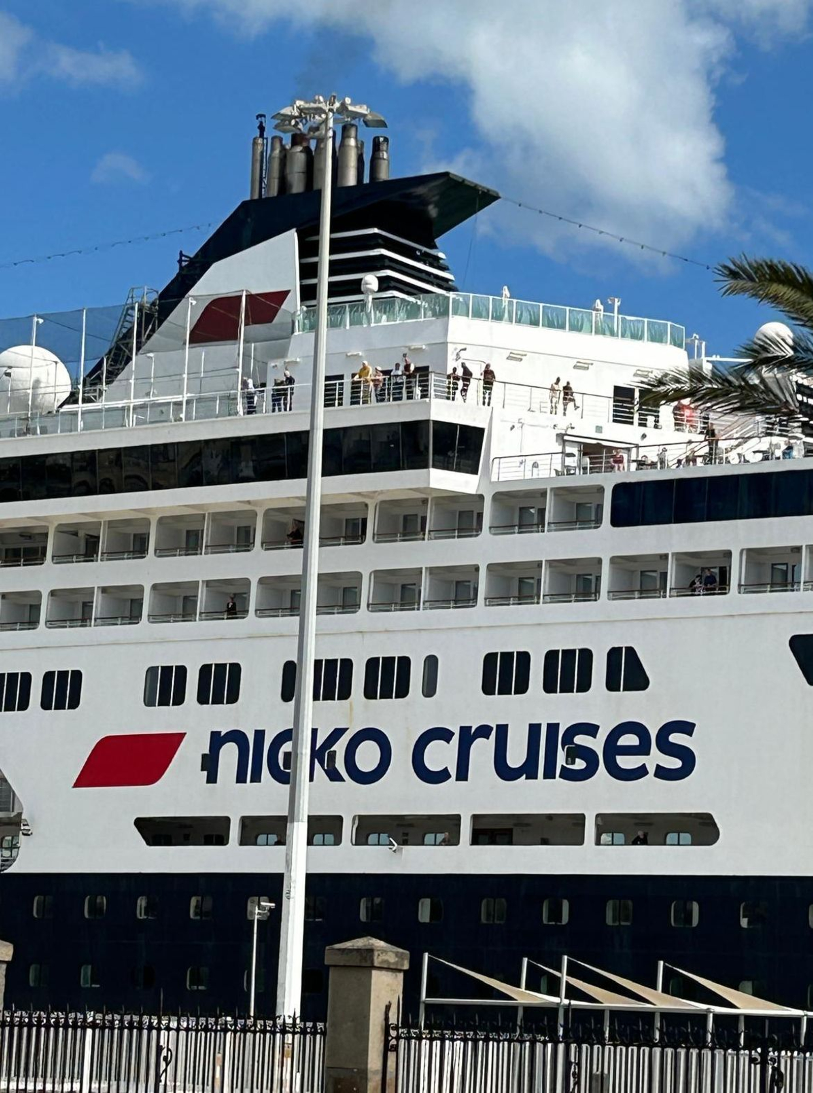 Numerosos cruceristas del Vasco da Gama observan desde una de las cubiertas del buque la cercanía que hay entre el Muelle y el casco histórico de la ciudad, algo que hace más atractivo al puerto de Cádiz para las navieras de lujo.