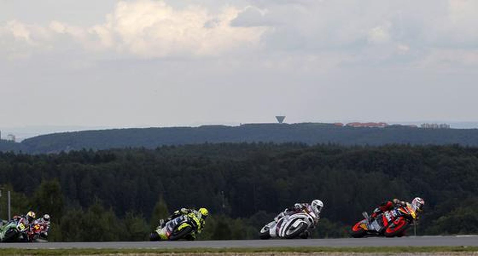 Iannone se cuela por delante de Marc Márquez y Bradl en Moto2. / Reuters