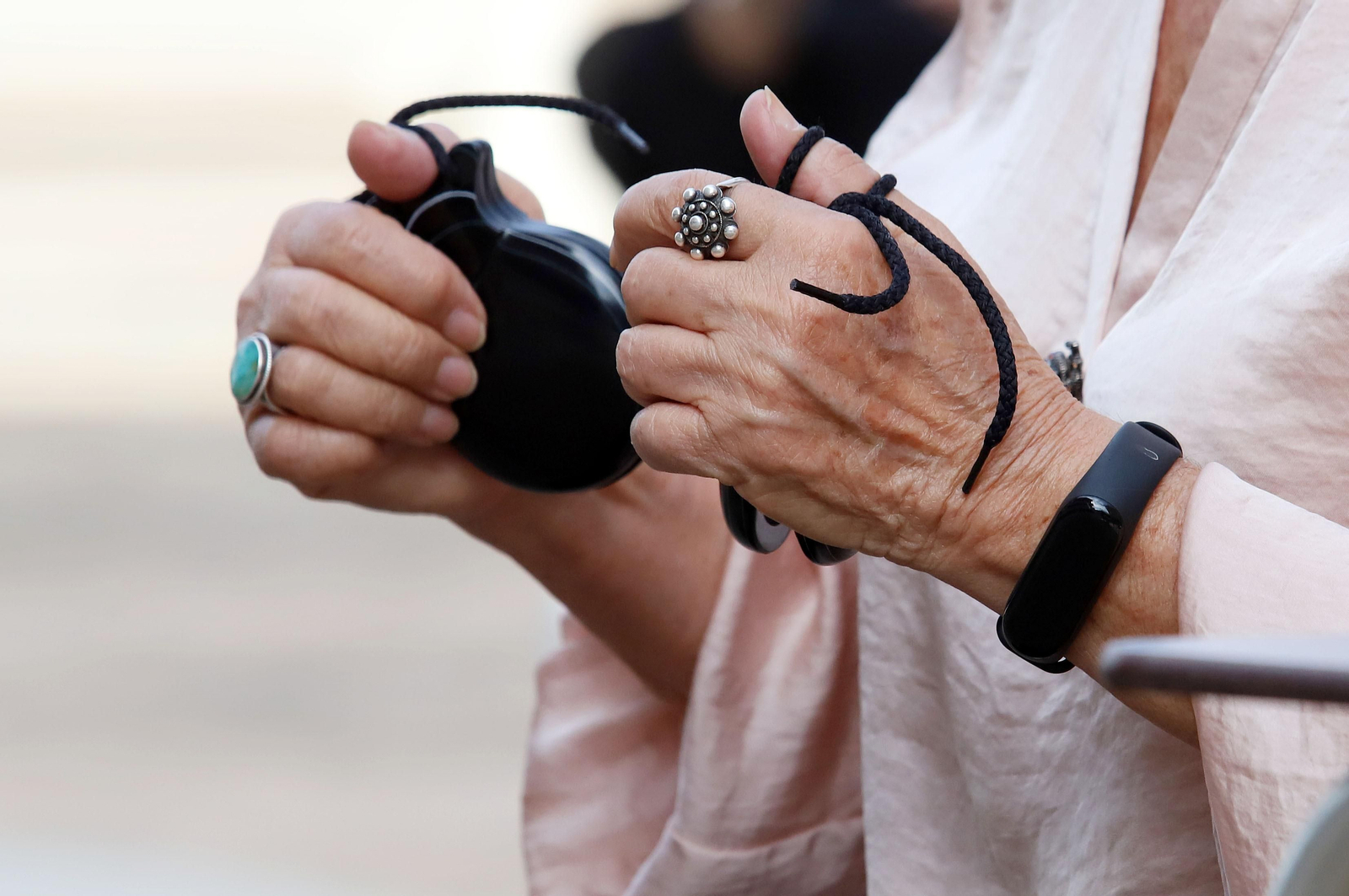 Imágenes del taller de tocar palillos de la programación de Cultura en los Barrios