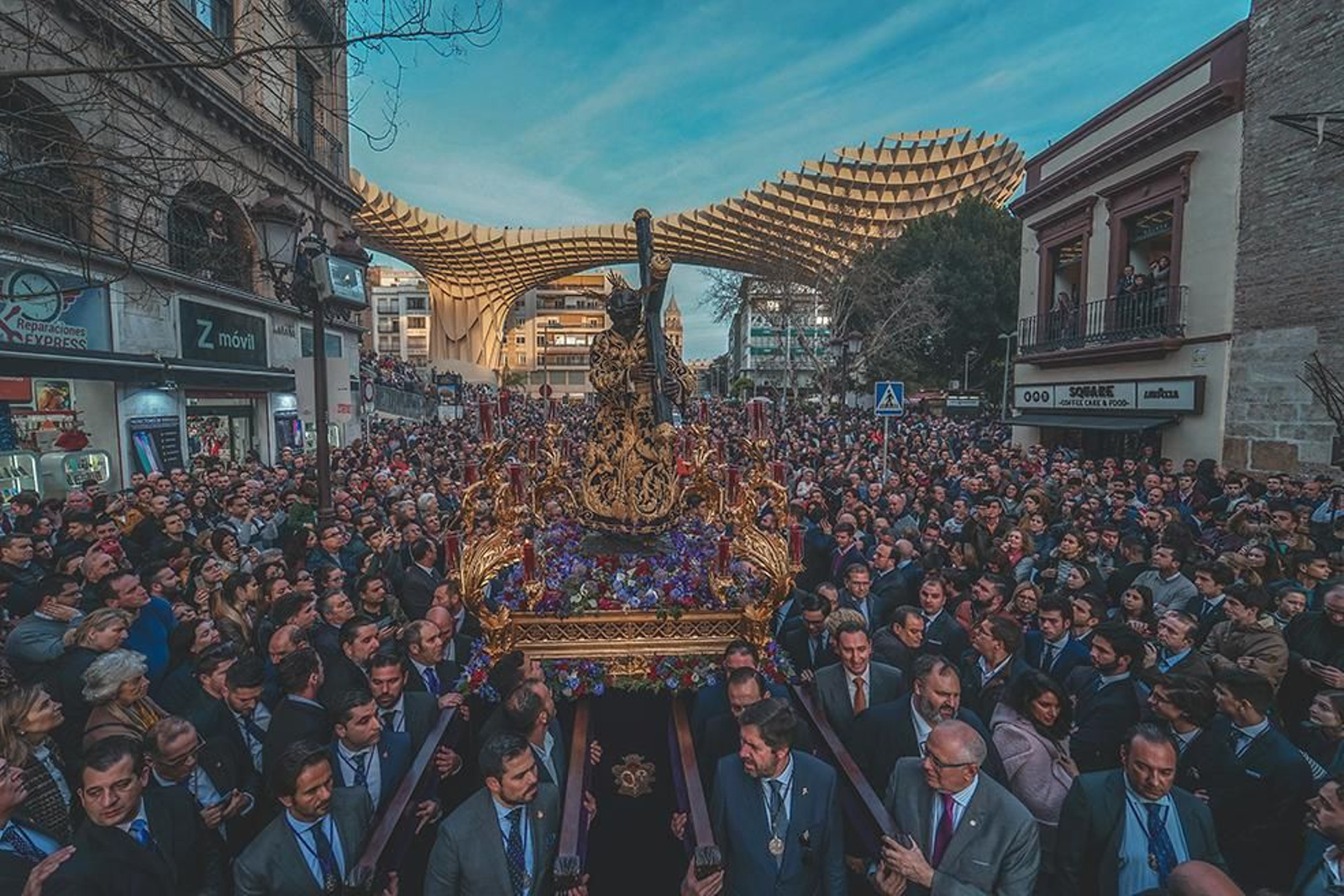 La segunda foto más viral del #VíaCrucisSevilla20. El Señor de la Salud dejando atrás Las Setas de la Encarnación.