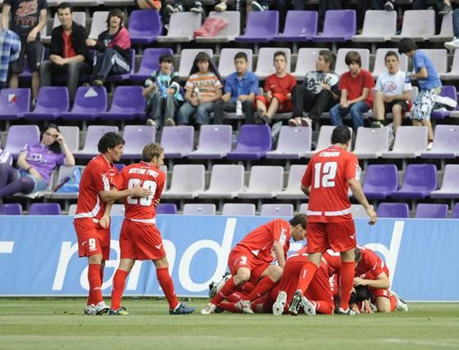 El Xerez se aleja del play-off de ascenso tras caer en Valladolid. 

Foto: LOF