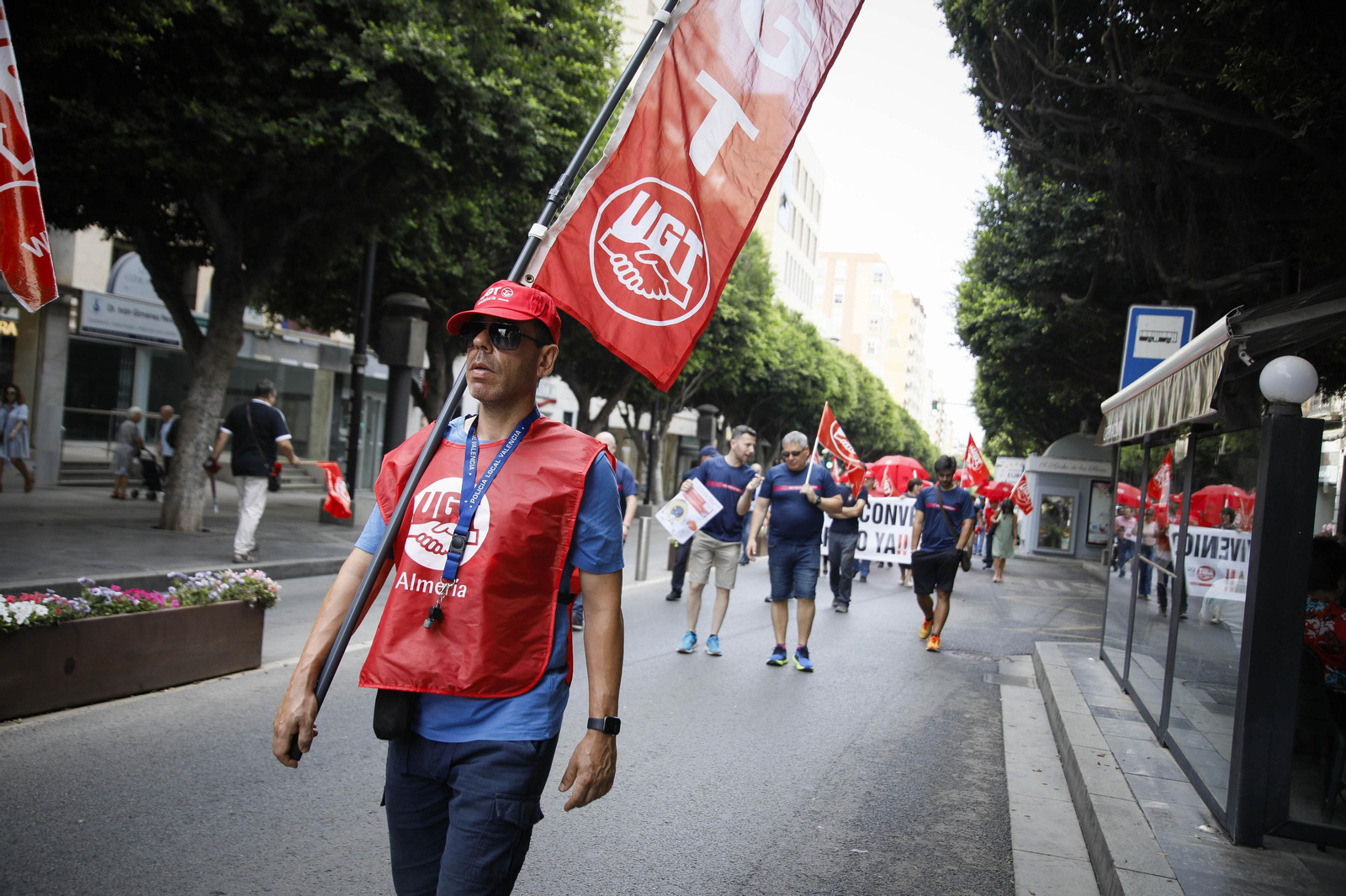 Manifestación de los bomberos quemados de Almería, en imágenes