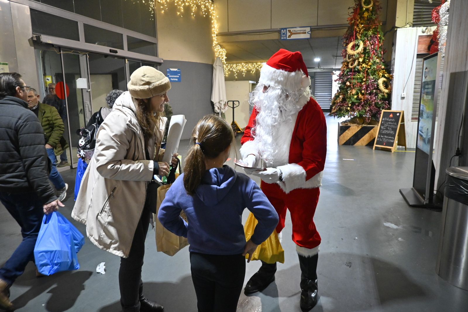 Papá Noel visita el mercado de El Carmen de Huelva, en imágenes