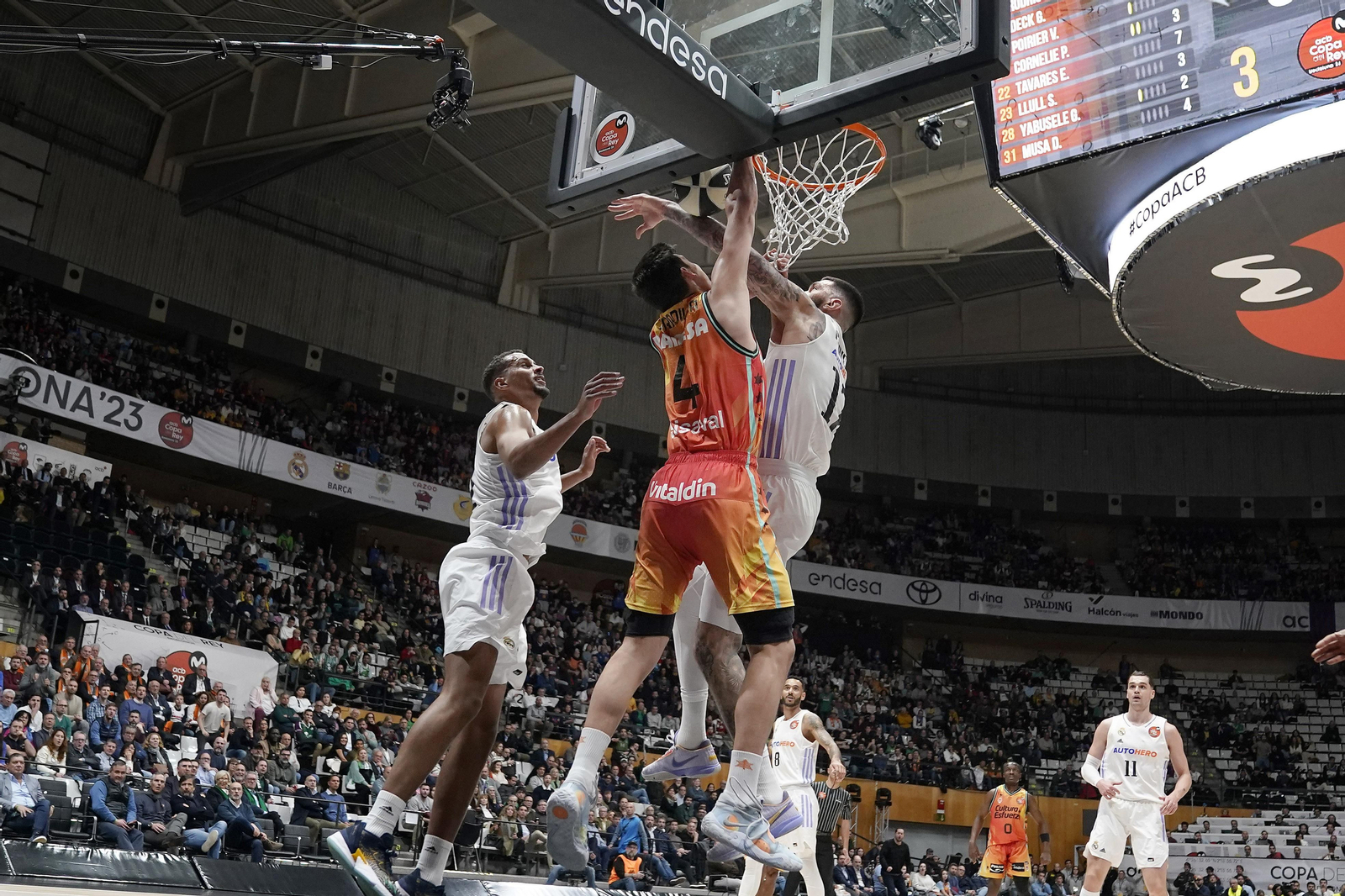 Poirier intenta taponar a Pradilla.