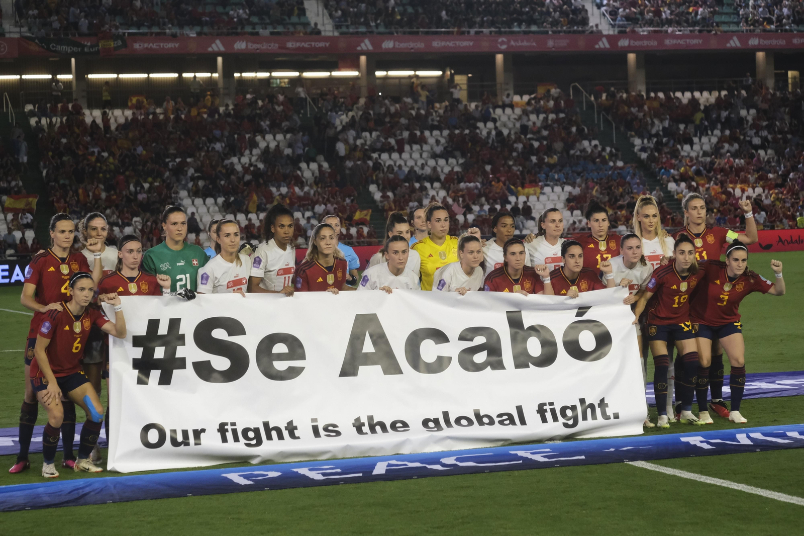Las mejores fotos del ambiente en El Arcángel para el España - Suiza