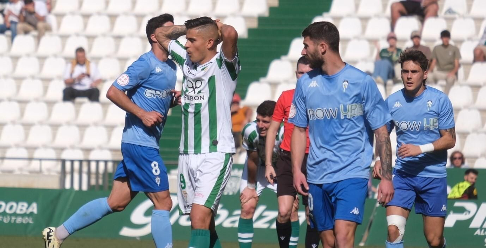 Kuki Zalazar se lamenta tras una ocasión fallada en el Córdoba CF - Alcoyano.