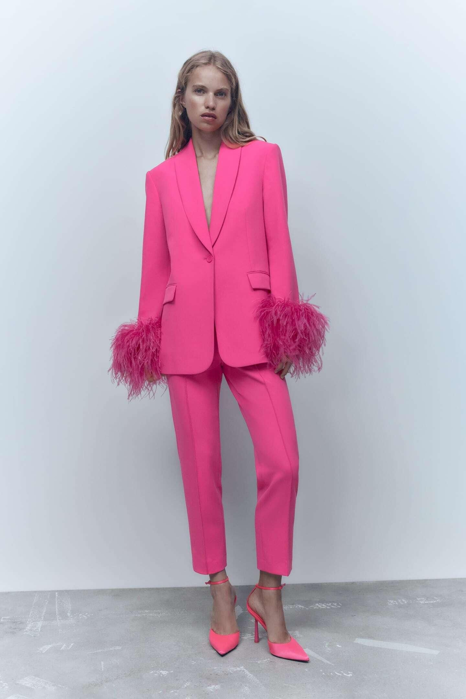 Traje rosa con plumas de Zara. Traje rosa con plumas de Zara.