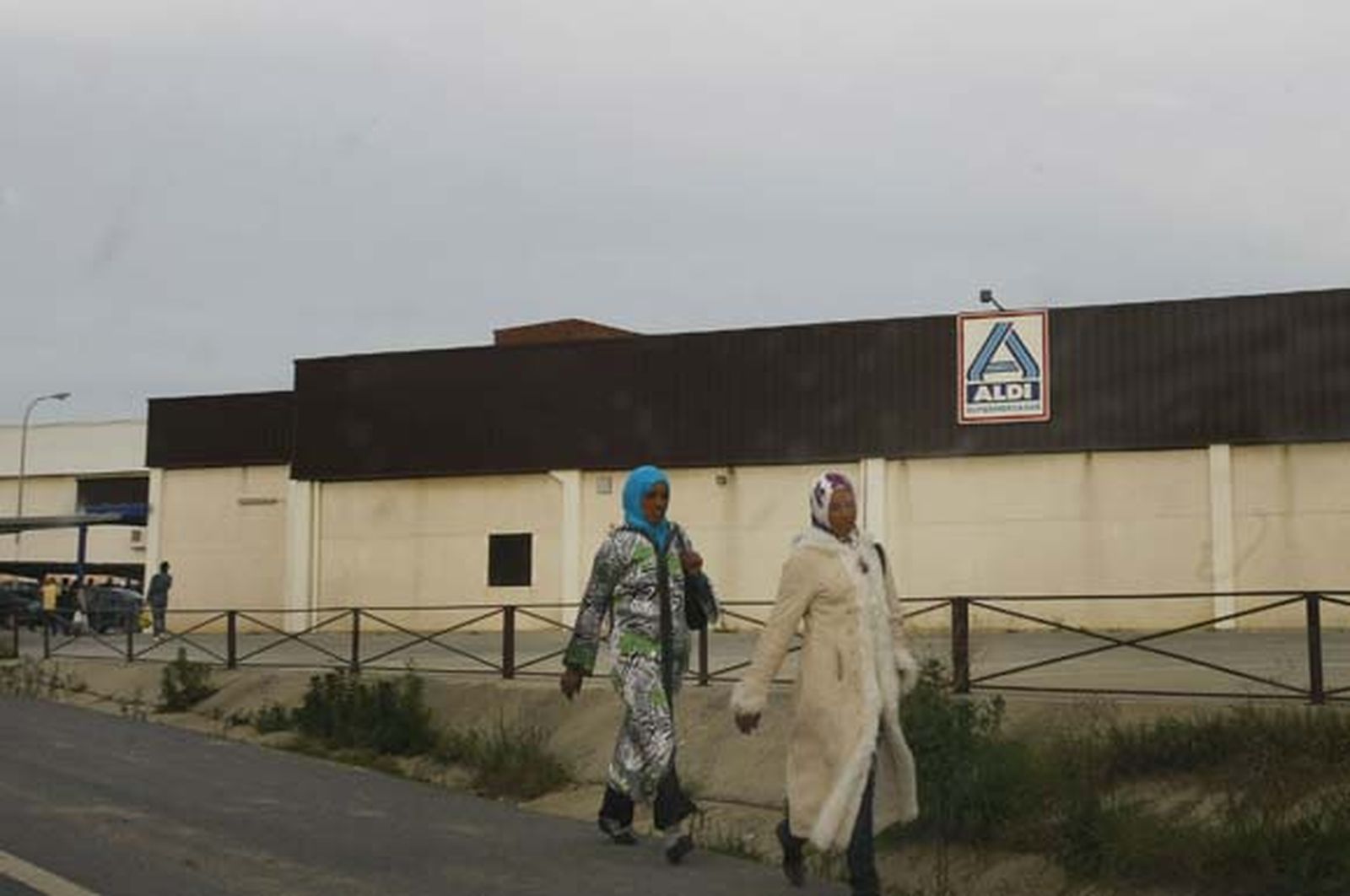 Entre Mazagón y Palos se extiende un mar blanco que oculta los campos de fresa, que oculta el lugar de ninguna parte de los africanos derrotados

Foto: Fito Carreto
