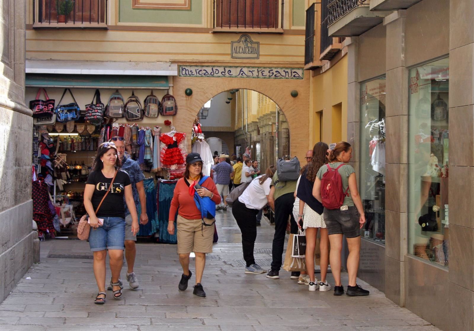 Imagen de archivo de turistas paseando en la zona de la Alcaicería de Granada capital