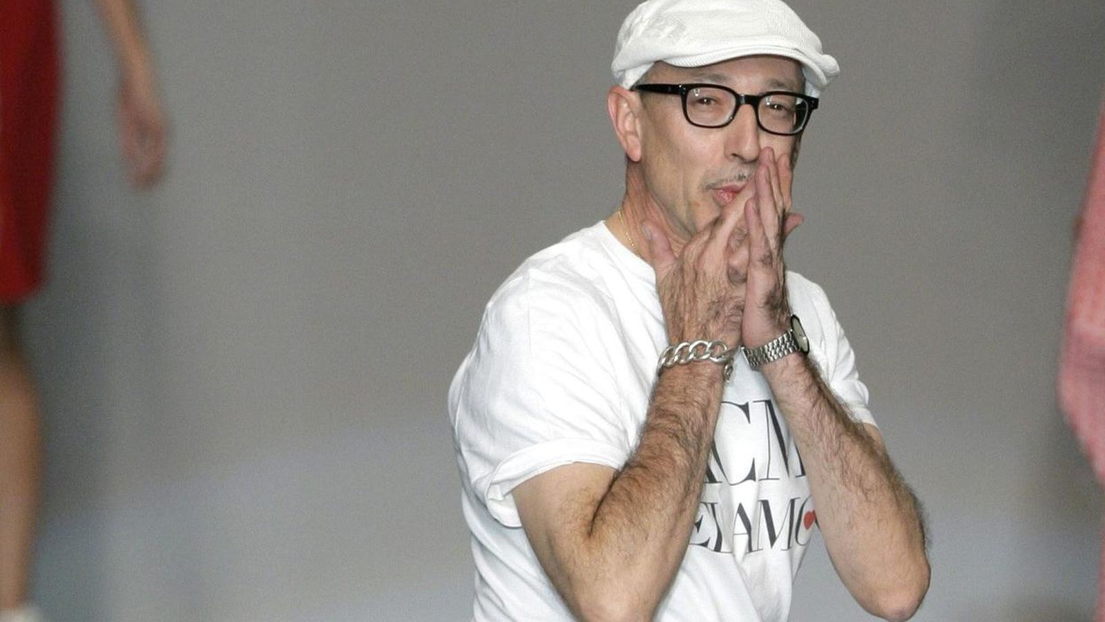 Anatonio Alvarado saluda después de uno de sus desfiles.