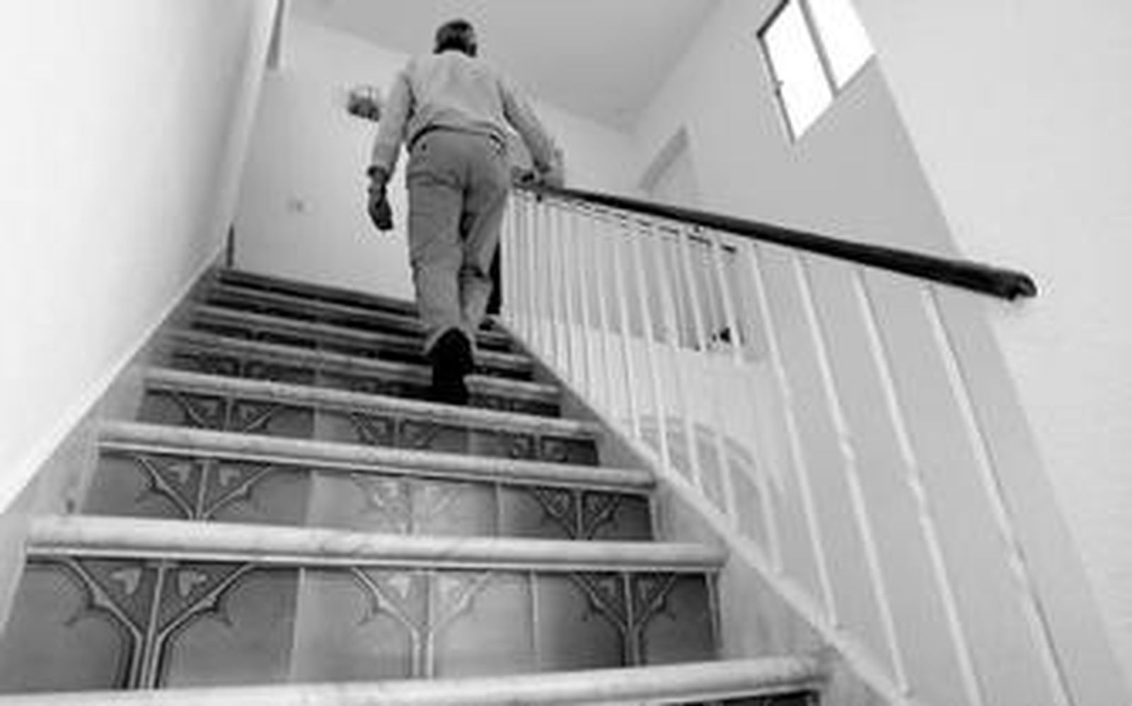 Estas empinadas escaleras conducen a un ático en la cuarta planta de un inmueble catalogado de Cánovas del Castillo.