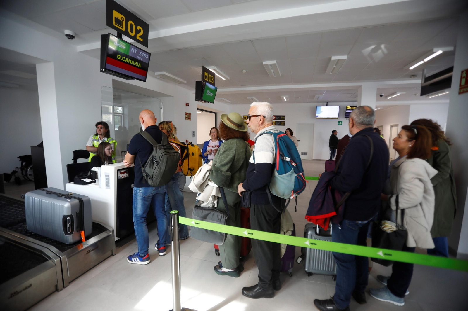 El aeropuerto de Córdoba recibe el primer vuelo de Binter desde Canarias, en imágenes