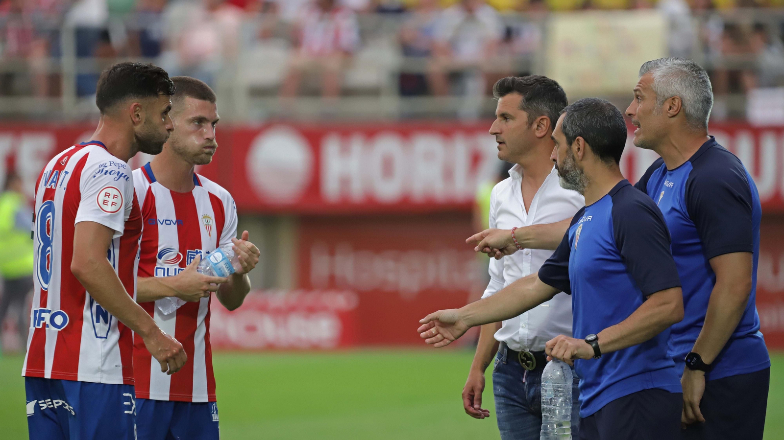 Iván y Almenara hablan con el cuerpo técnico.