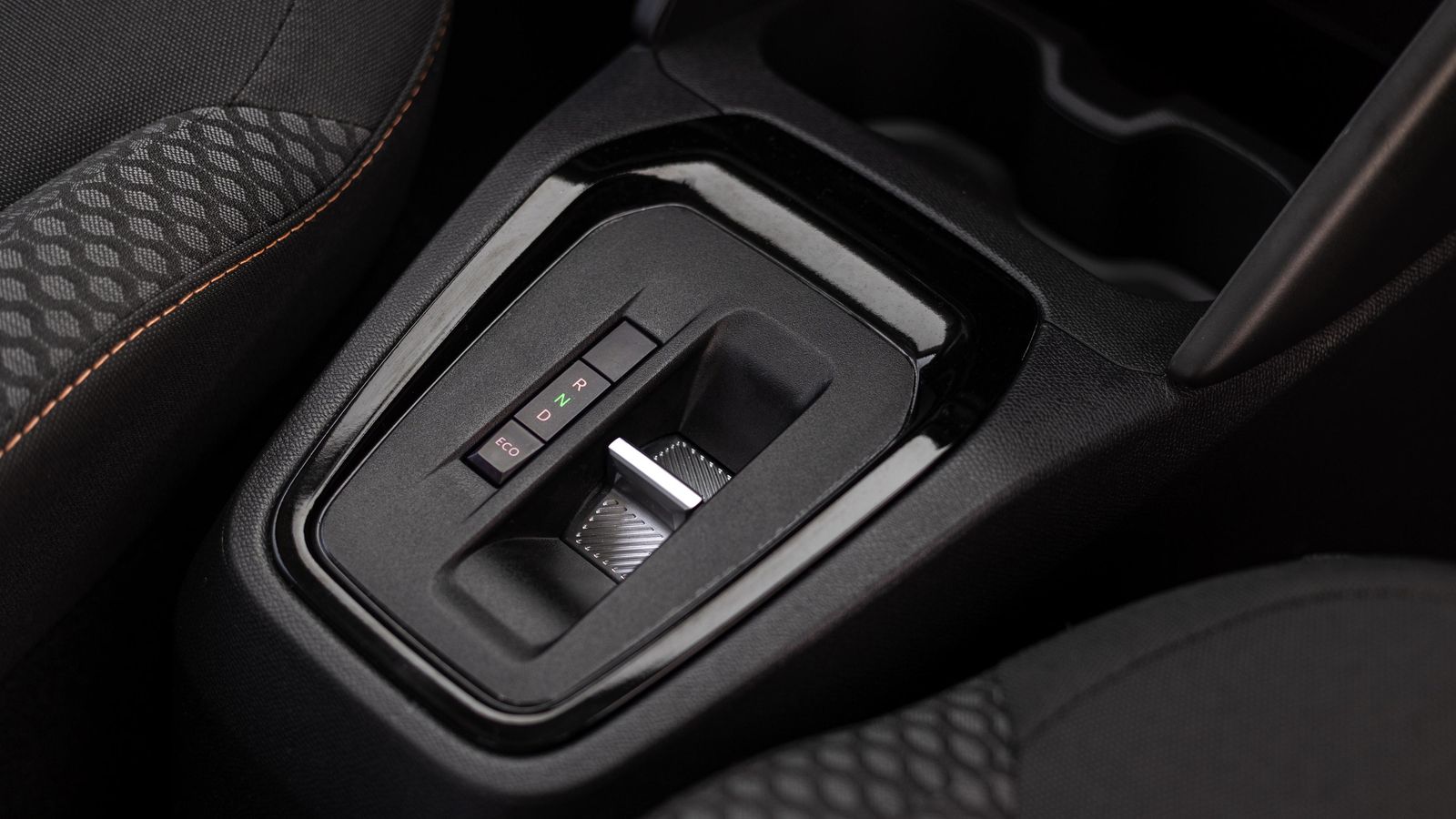 El habitual mando de balancín de los modelos eléctricos de Stellantis sustituye al cambio de los C3 Aircross térmicos.